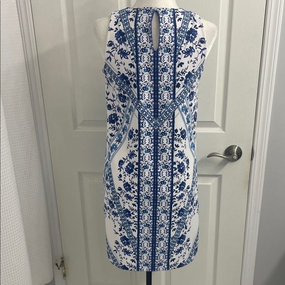 Banana Republic Blue/White Floral Shift Dress Sleeveless Keyhole Button Sz 4 - Picture 4 of 10